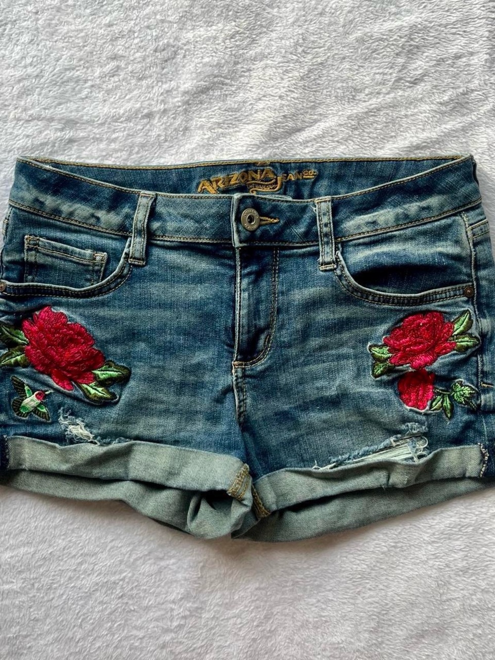Embroidered rose hummingbird denim jean shorts / Arizona & co